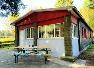 Baude Steinheid mit Sitzplatz vor dem Haus