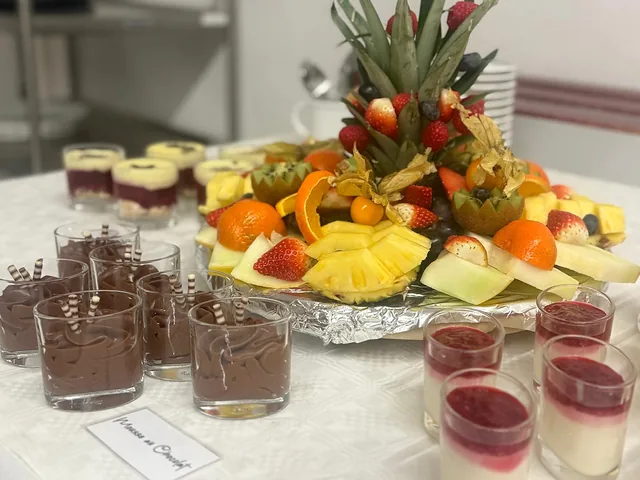 Desserts und frische Früchte