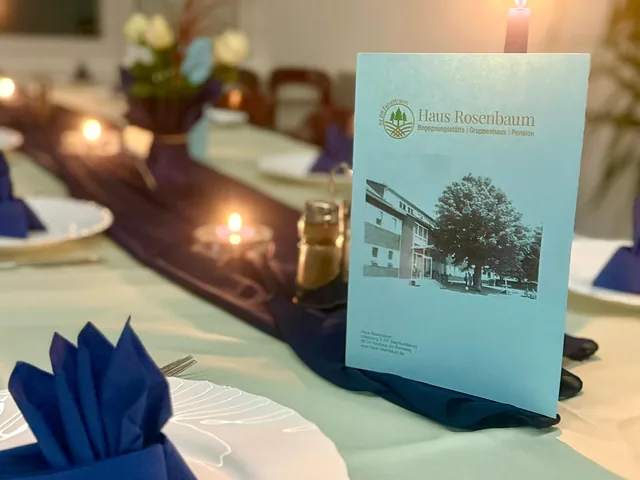 Festtafel bei Kerzenschein