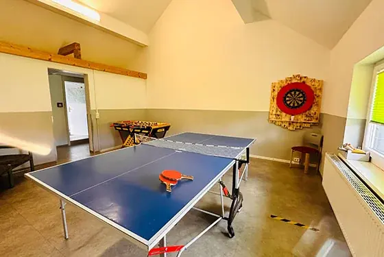 Freizeitraum mit Tischtennis, Kicker und Darts im Haus Rosenbaum