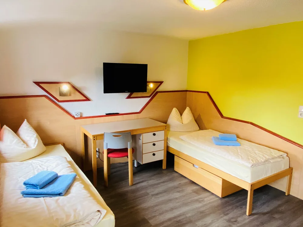 Helles Zimmer mit Einzelbetten im Haus Rosenbaum